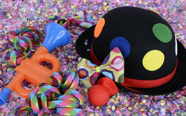 Κεντρική Μακεδονία: Παρελάσεις αρμάτων και καρναβαλιστές στους δρόμους