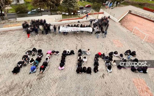 Ένα συγκινητικό αντίο στον 3χρονο Άγγελο: Μαθητές «έγραψαν» το όνομά του με τα σώματά τους Ένα συγκινητικό αντίο στον 3χρονο Άγγελο: Μαθητές «έγραψαν» το όνομά του με τα σώματά τους