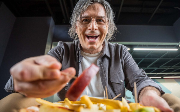 Αλέξανδρος Μπουρδούμης στη «ΜτΚ»: Όσο πιο σοβαρός είσαι απέναντι στην κωμωδία, τόσο αυτή θα σε ανταμείψει