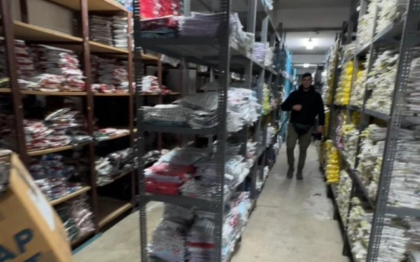 Θεσσαλονίκη: Στη φάκα της ΔΙΜΕΑ πάνω από 60.000 «μαϊμού» προϊόντα σε αποθήκη στον Εύοσμο