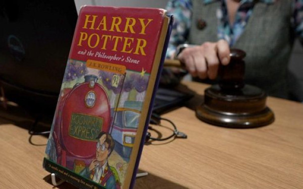 Σπάνια έκδοση του πρώτου βιβλίου του Χάρι Πότερ πουλήθηκε για πάνω από 25.000