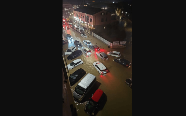 Ιταλία: Έντονη κακοκαιρία έπληξε νησί στην Τοσκάνη - Δεκάδες άνθρωποι εγκλωβίστηκαν (βίντεο)