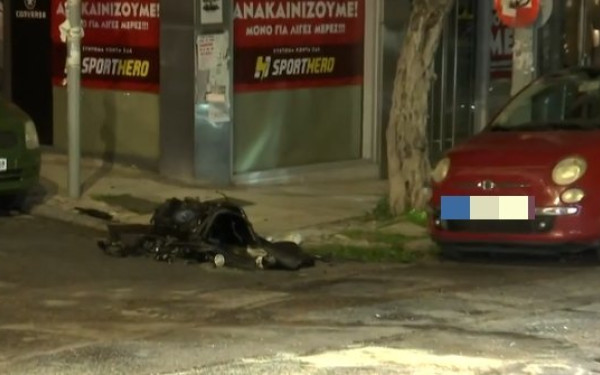 Αθήνα: Θανατηφόρο τροχαίο στην Καισαριανή - Νεκρός o οδηγός μηχανής, σοβαρά τραυματισμένη η οδηγός του Ι.Χ. (Σοκαριστικό βίντεο)