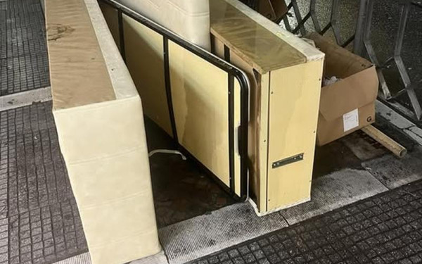 Θεσσαλονίκη: Πρόστιμο 1.500 ευρώ σε ασυνείδητο που πέταξε καναπέ στην Τσιμισκή (βίντεο)