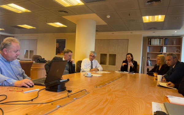 Ευρεία σύσκεψη για τη Σαντορίνη στο υπουργείο Τουρισμού