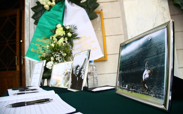 «Τάκη είσαι αθάνατος» - Σε κλίμα συγκίνησης το τελευταίο αντίο στον Τ. Οικονομόπουλο