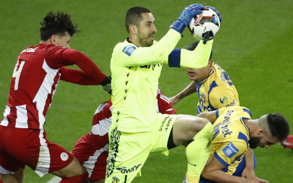 Super League: Ο Αστέρας σταμάτησε τον Ολυμπιακό και έβαλε φωτιά στο πρωτάθλημα (βίντεο)