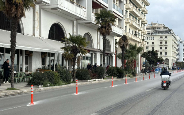 Θεσσαλονίκη: Πασαλάκια στην αριστερή λωρίδα της Λ. Νίκης για το φόβο των παράνομα παρκαρισμένων ΙΧ (βίντεο) Θεσσαλονίκη: Πασαλάκια στην αριστερή λωρίδα της Λ. Νίκης για το φόβο των παράνομα παρκαρισμένων ΙΧ (βίντεο)