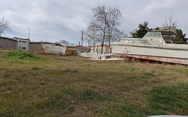 Θεσσαλονίκη: Πέταξε θαλάσσια σκάφη και βάρκες σε ξένο οικόπεδο και προκάλεσε περιβαλλοντική ρύπανση