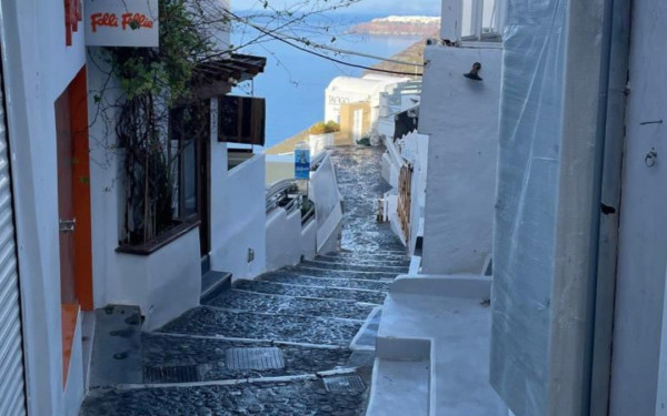 Η Σαντορίνη επιστρέφει σιγά σιγά στην κανονικότητα - Ανοίγουν αύριο τα σχολεία Η Σαντορίνη επιστρέφει σιγά σιγά στην κανονικότητα - Ανοίγουν αύριο τα σχολεία