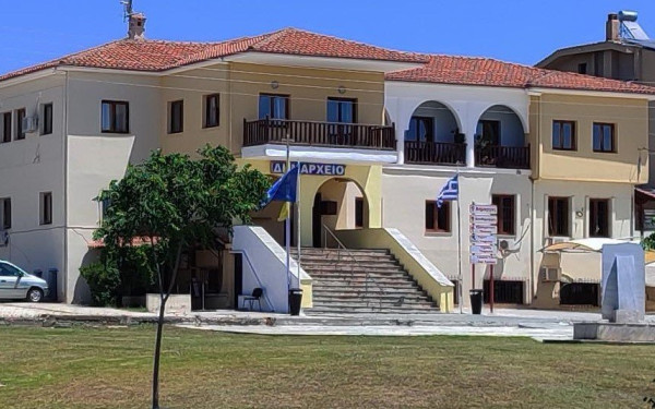 Ξεκινά κινητοποιήσεις ο δήμος Σιθωνίας μετά την κατάσχεση των λογαριασμών του από το Πόρτο Καρράς