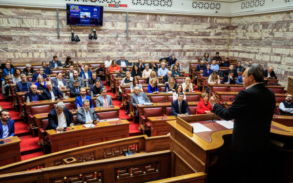 ΣΥΡΙΖΑ: «Η κυβέρνηση αρνείται να ενσωματώσει τις Οδηγίες για τη μείωση του ΦΠΑ σε είδη βασικής ανάγκης»