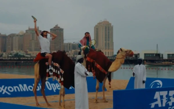 Τσιτσιπάς και Τζόκοβιτς έπαιξαν τένις πάνω σε καμήλες - Δείτε βίντεο