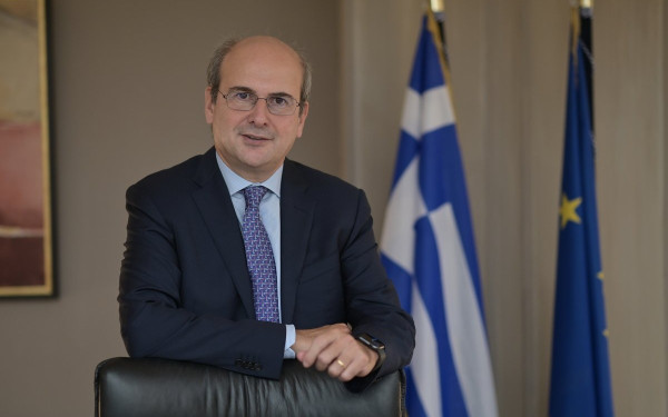 Κ. Χατζηδάκης: Όταν κάποιος έχει παραπάνω 800 ευρώ τον χρόνο στην τσέπη του, αυτό επιδρά και κατά της ακρίβειας (βίντεο)