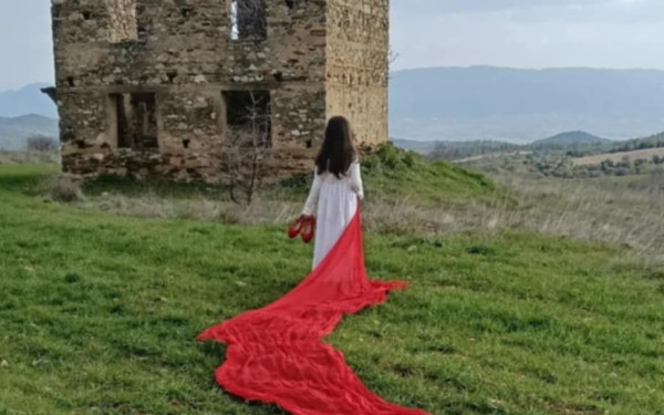 Θεσσαλονίκη: «Φόρεσε ξανά τα κόκκινα παπούτσια» για τρεις παραστάσεις στο Θέατρο Σοφούλη