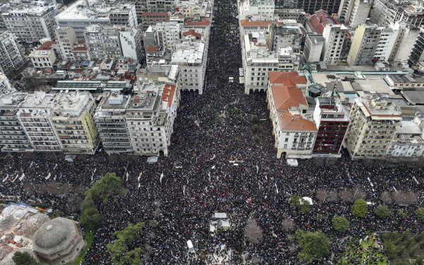 Θεσσαλονίκη: To viral βίντεο από τη συγκέντρωση για τα Τέμπη - Διαδηλωτές έκαναν διάδρομο για να περάσει ασθενοφόρο του ΕΚΑΒ