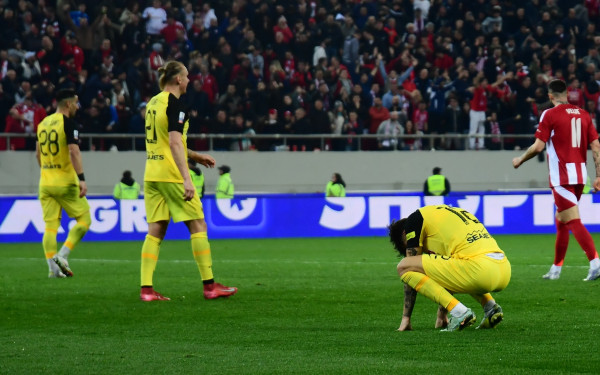 ΑΕΚ: Η αστυνομία απέτρεψε λαϊκά δικαστήρια στα Σπάτα (βίντεο)