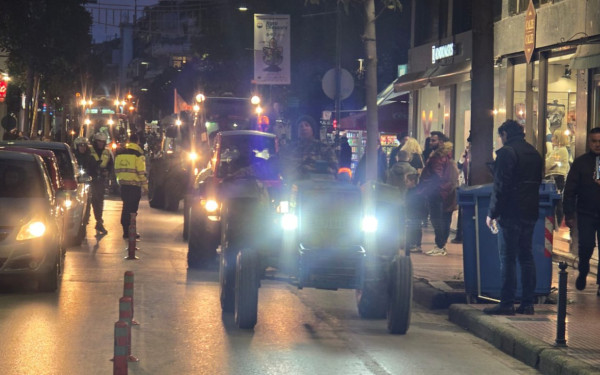 Λάρισα: Διαμαρτυρία αγροτών με τρακτέρ έξω από το γραφείο του υφυπουργού Χρήστου Κέλλα (βίντεο)