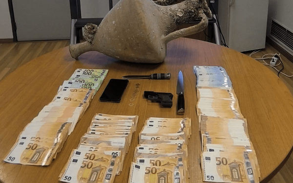 Αθήνα: Αρχαιοκάπηλος έβαλε αγγελία για να πουλήσει αμφορέα του 5ου αιώνα π.Χ.