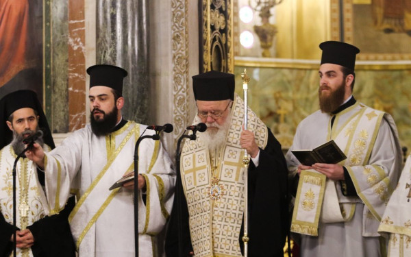 Τρισάγιο για τα θύματα της τραγωδίας των Τεμπών από τον Αρχιεπίσκοπο Ιερώνυμο