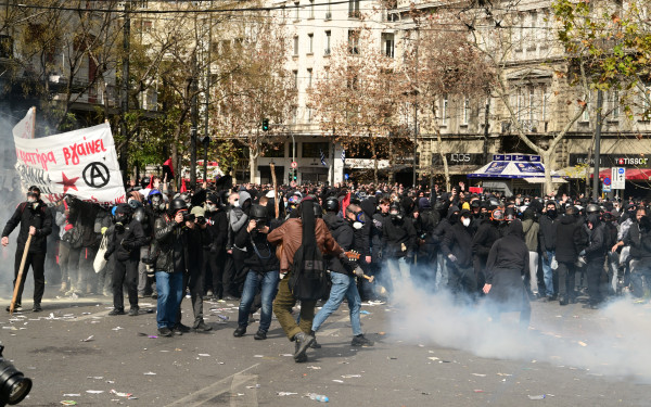 Για κακουργήματα οι συλληφθέντες για τα επεισόδια στο Σύνταγμα - Στο αυτόφωρο μέλη του «Ρουβίκωνα» για το πανό στην Hellenic Train