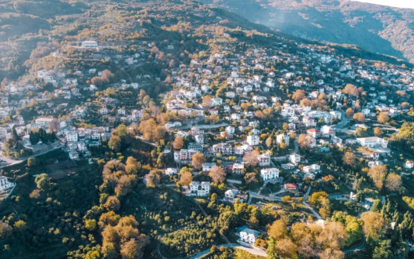 Τέμπη: Δυναμική πορεία από 2.000 κατοίκους στη Ζαγορά Πηλίου (βίντεο)