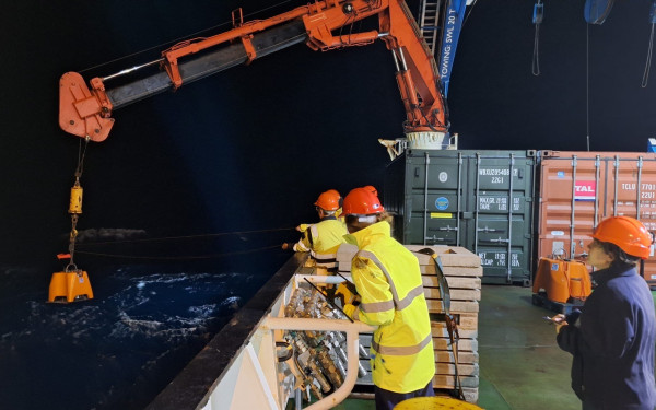 Σαντορίνη: Διεθνής αποστολή μελετά τα υδροθερμικά συστήματα της καλδέρας και του ηφαιστείου Κολούμπος