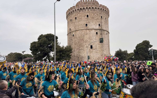 Θεσσαλονίκη: Ολοκληρώθηκε η μεγάλη καρναβαλική παρέλαση - Τουλάχιστον 5.000 συμμετέχοντες (live εικόνα)