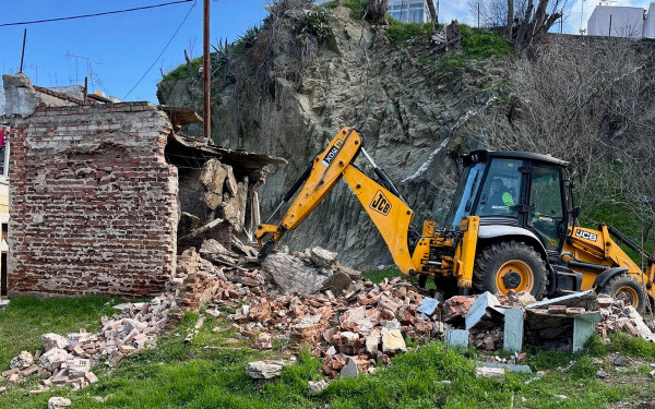 Σε νέες κατεδαφίσεις ετοιμόρροπων κτισμάτων στην Πέτρου Λεβαντή προχωρά ο δήμος Νεάπολης-Συκεών