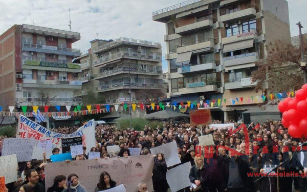 Κατερίνη: Το αδιαχώρητο στην συγκέντρωση για τα θύματα των Τεμπών