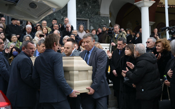 Λάρισα: Με χειροκροτήματα το τελευταίο αντίο στον Βασίλη Καλογήρου - Παρούσα και η Καρυστιανού