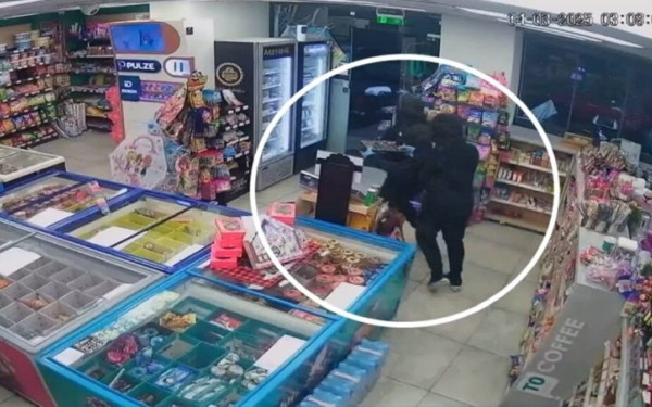 Αθήνα: Ένοπλη ληστεία σε μίνι μάρκετ στου Ζωγράφου - Απείλησαν τον υπάλληλο και άρπαξαν τα χρήματα (βίντεο)