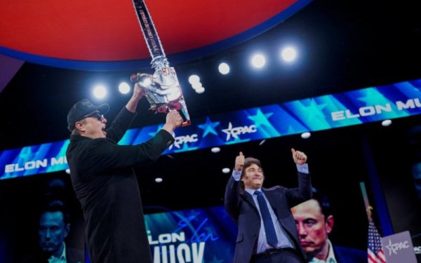 Σόου του Έλον Μασκ σε Συνέδριο των Συντηρητικών:  Εμφανίστηκε με αλυσοπρίονο δώρο από τον Μιλέι για να κόψει τη γραφειοκρατία (βίντεο)