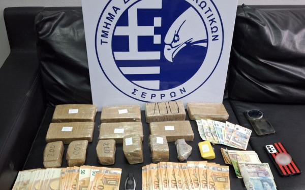 Θεσσαλονίκη: Συλλήψεις μελών σπείρας εμπορίας ναρκωτικών - Δείτε τον εκπαιδευμένο σκύλο να «ξετρυπώνει» τα δέματα