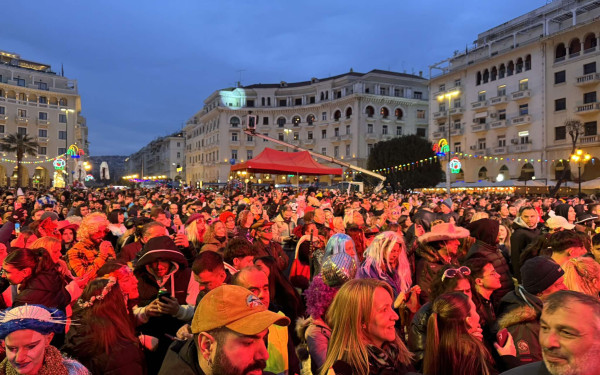 Θεσσαλονίκη:  Ξεσηκωτικό disco party και άφθονο κέφι στην πλατεία Αριστοτέλους