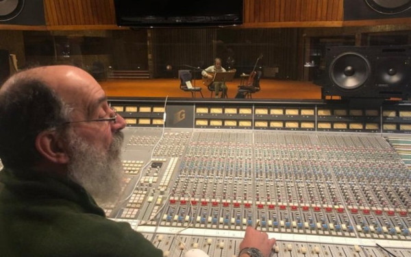 Πέθανε ο ηχολήπτης Παναγιώτης Πετρονικολός - Το «αντίο» Νταλάρα και Τσανακλίδου