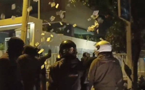 Παρέμβαση στο σπίτι του διευθύνοντα συμβούλου του ΟΣΕ, Π.Τερεζάκη - Μέλη του Ρουβίκωνα πέταξαν τρικάκια