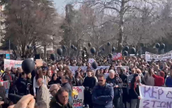 Σέρρες: Με μαύρα μπαλόνια το συλλαλητήριο για τα Τέμπη - Δείτε βίντεο