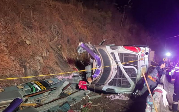 Τραγωδία στην Ταϊλάνδη: Δεκαοκτώ νεκροί σε φρικτό τροχαίο με διώροφο λεωφορείο