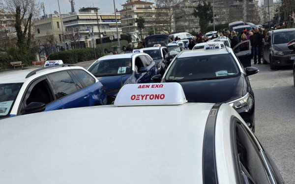 Θεσσαλονίκη: Στην πορεία για τα Τέμπη οι ταξιτζήδες - Εξυπηρετούν στη μετακίνηση των πολιτών
