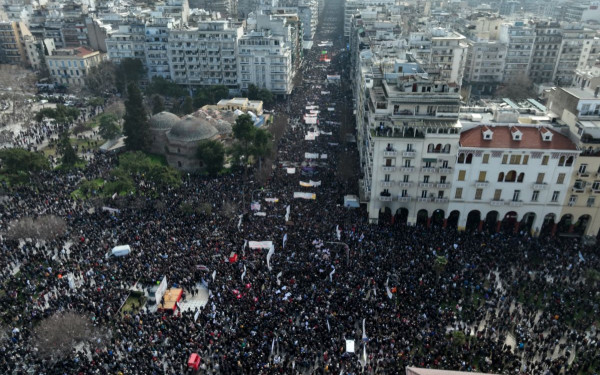 «Βουλιάζει» η Θεσσαλονίκη για τα Τέμπη - Ασφυκτικά γεμάτο όλο το κέντρο (βίντεο)