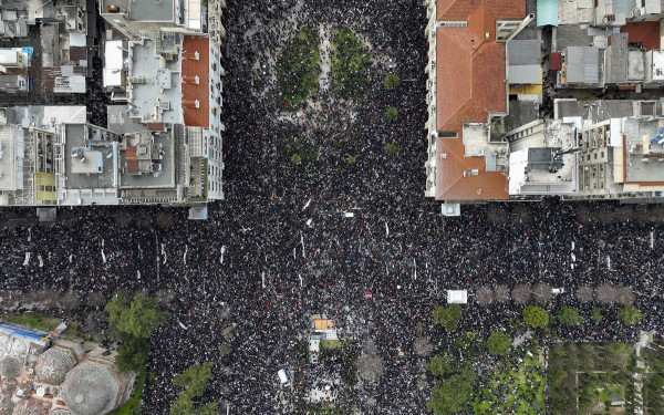 Τέμπη: Πόσο κόσμο είχαν τα συλλαλητήρια σε Θεσσαλονίκη και Αθήνα; - Τι λέει το chatgpt