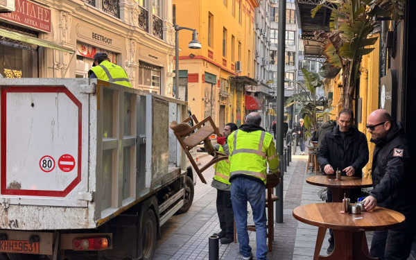 Θεσσαλονίκη: Ξηλώνονται τα παράνομα τραπεζοκαθίσματα από το κέντρο της πόλης
