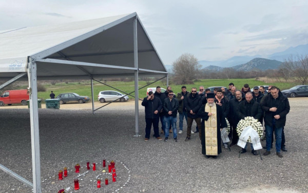 Λάρισα: Τρισάγιο στο σημείο της τραγωδίας των Τεμπών από τους μηχανοδηγούς (βίντεο)