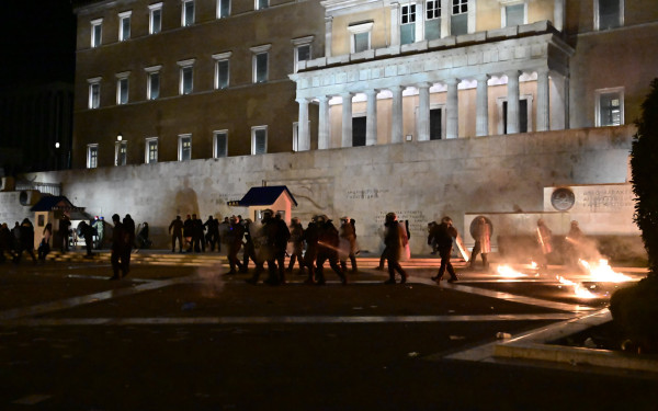 Αθήνα: Επεισόδια και μολότοφ έξω από τη Βουλή (βίντεο)