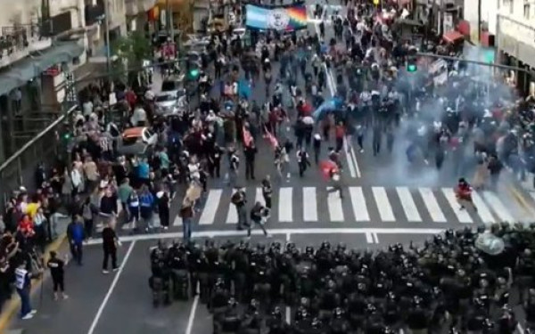 Αργεντινή: Συγκρούσεις διαδηλωτών με αστυνομικούς στο Μπουένος Άιρες (βίντεο)