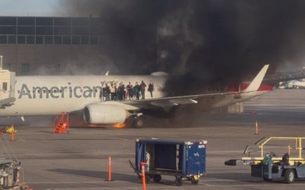 ΗΠΑ: Φωτιά σε Boeing της American Airlines κατά την προσγείωσή του στο Ντένβερ (βίντεο)