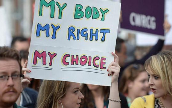 Διακοπή κύησης: Αξιόποινη πράξη ή θεμελιώδες ατομικό δικαίωμα; Τι λέει ομότιμη καθηγήτρια της Νομικής Σχολής ΑΠΘ