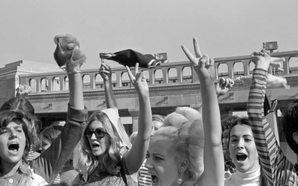 Γιατί γιορτάζουμε. Της Σύνθιας Σάπικα