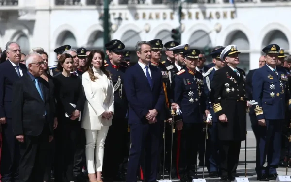 Ο Μητσοτάκης υποκλίθηκε στα ονόματα των θυμάτων των Τεμπών στο Σύνταγμα